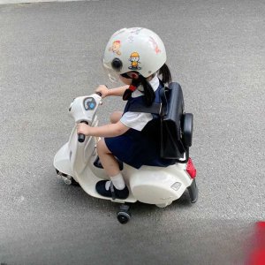 [해외]베스파 미니 전동스쿠터 유아용 어린이 오토바이 전기 바이크 야외 장난감